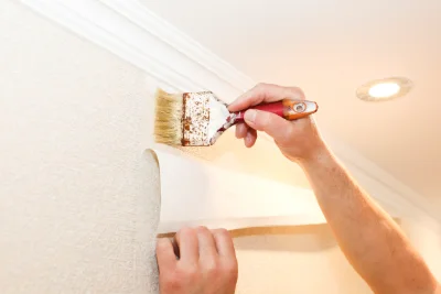 Pose de papier peint à Tréban — revêtements muraux et toiles de verre